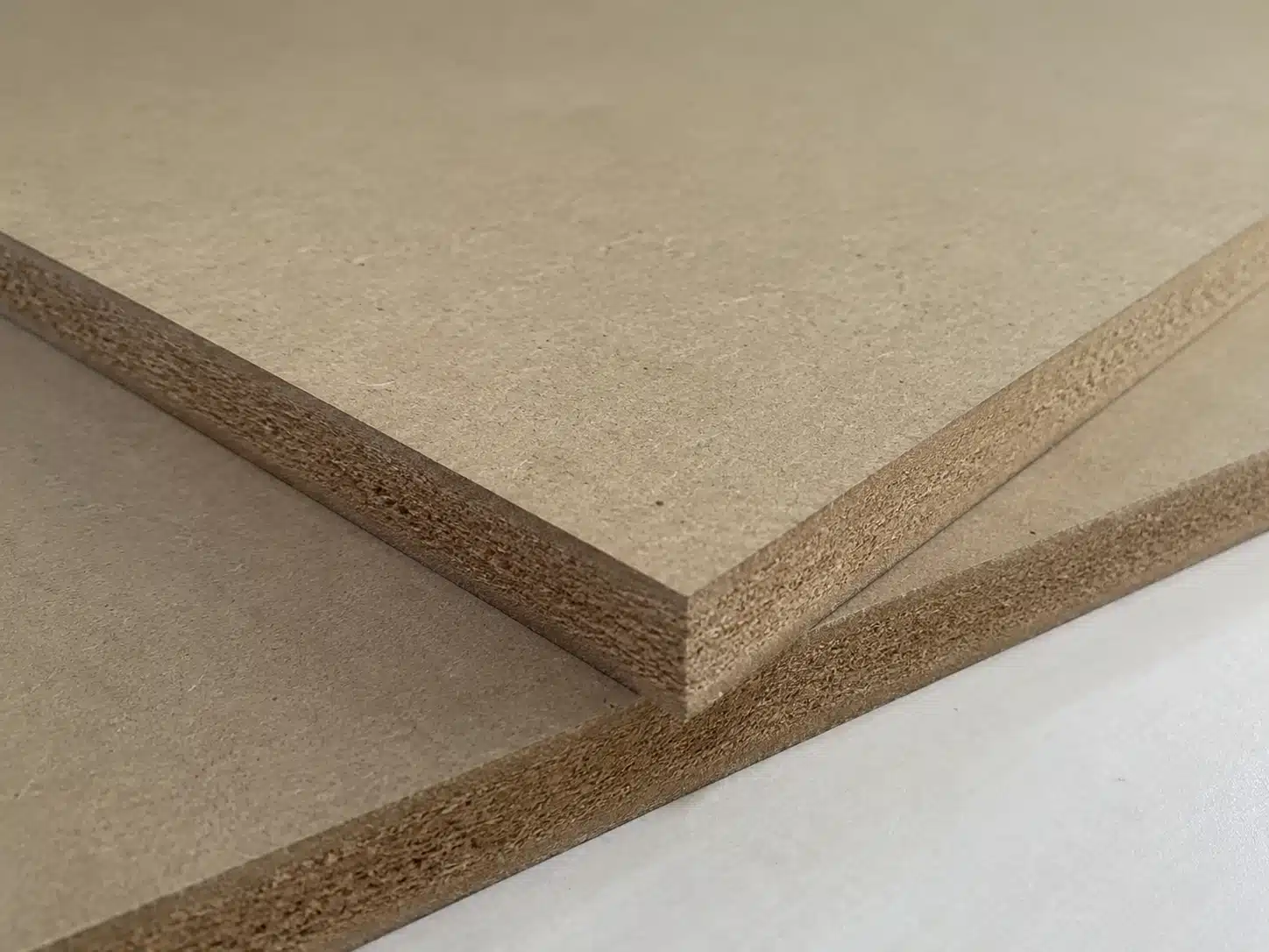 Panneau MDF pour meubles de bureau : surface lisse et homogène