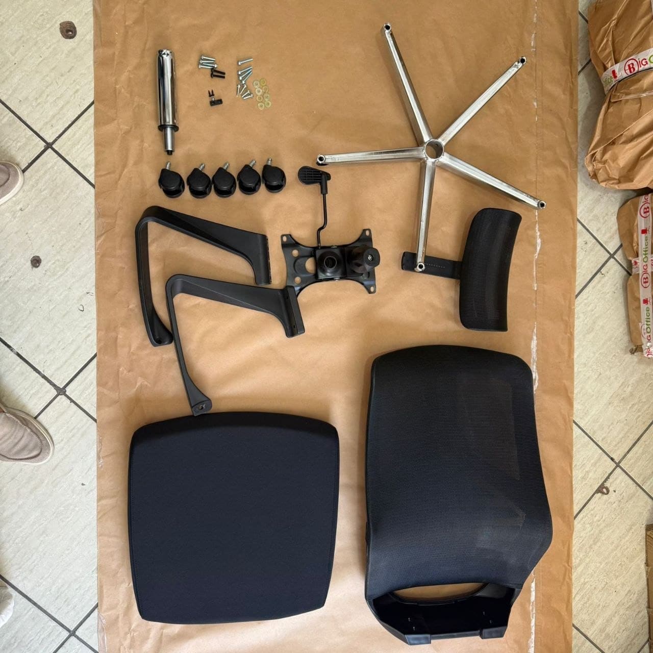 Disposition des pièces d'une chaise de bureau avant montage