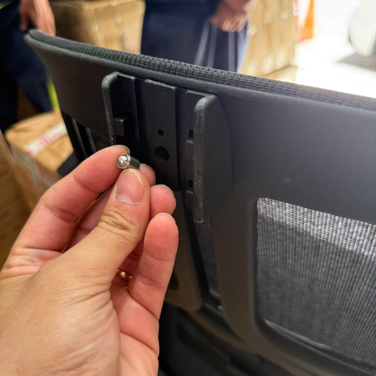 Installation de l'appui-tête sur le dossier de la chaise