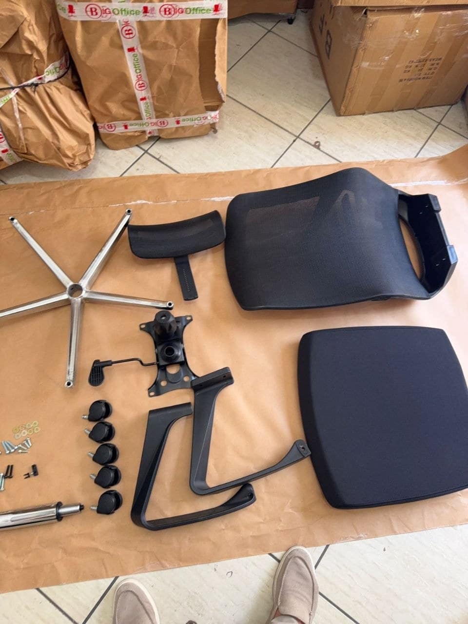 Vue d'ensemble organisée des pièces d'une chaise de bureau