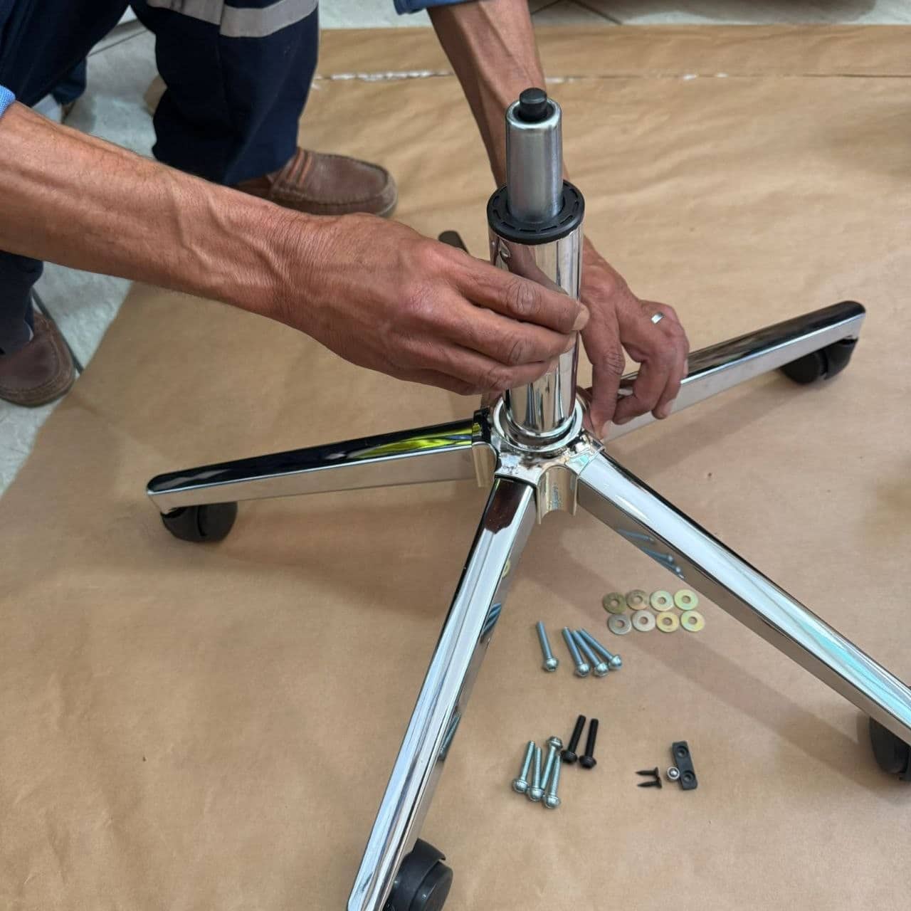 Insertion du vérin hydraulique dans la base à roulettes