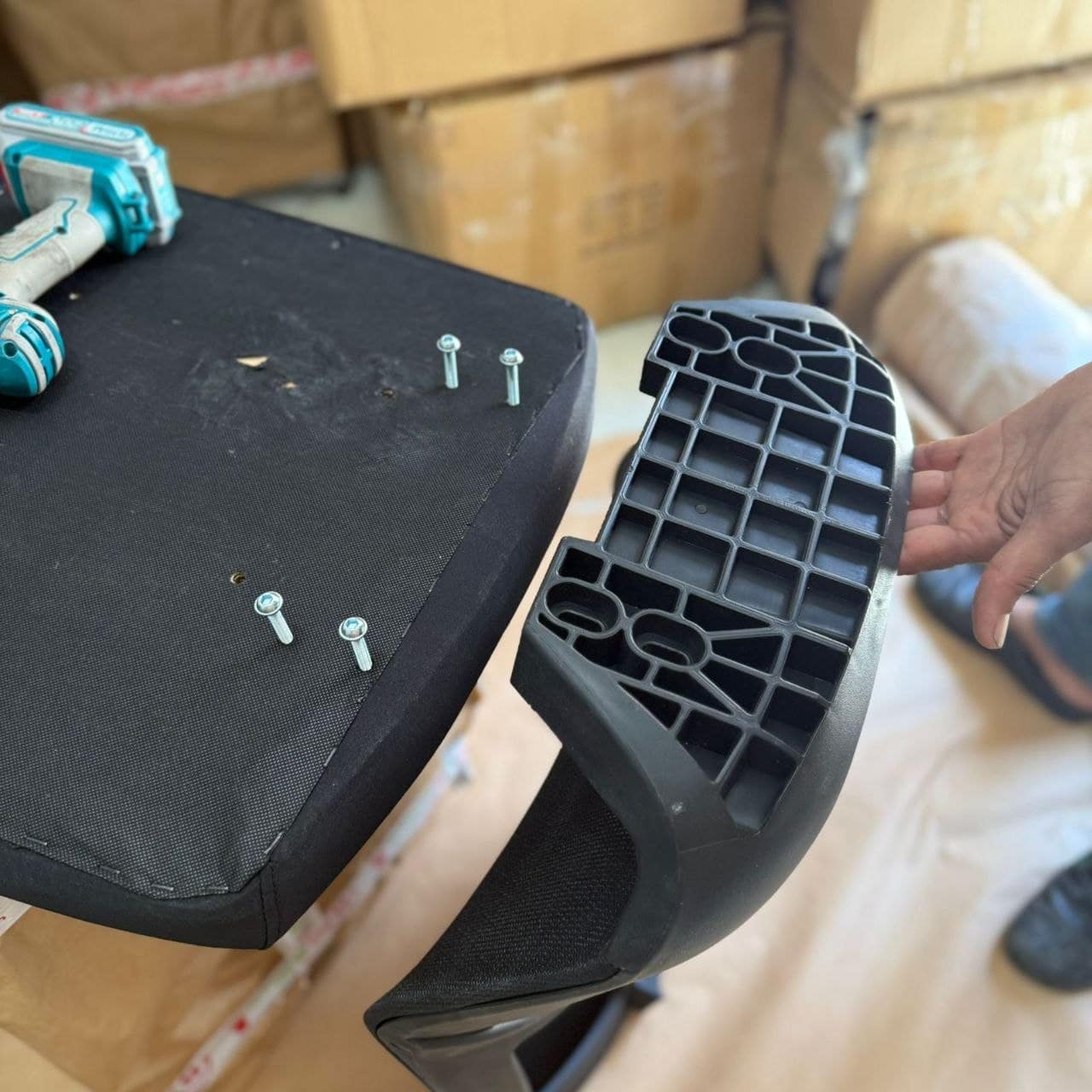Mise en place du support d'accoudoir sur l'assise