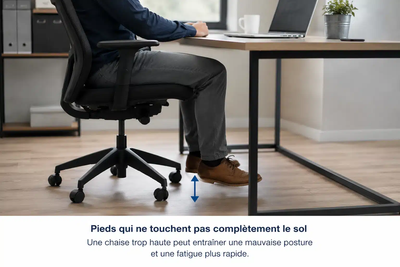Pieds qui ne touchent pas compl&egrave;tement le sol, signe d'un mauvais r&eacute;glage de chaise de bureau