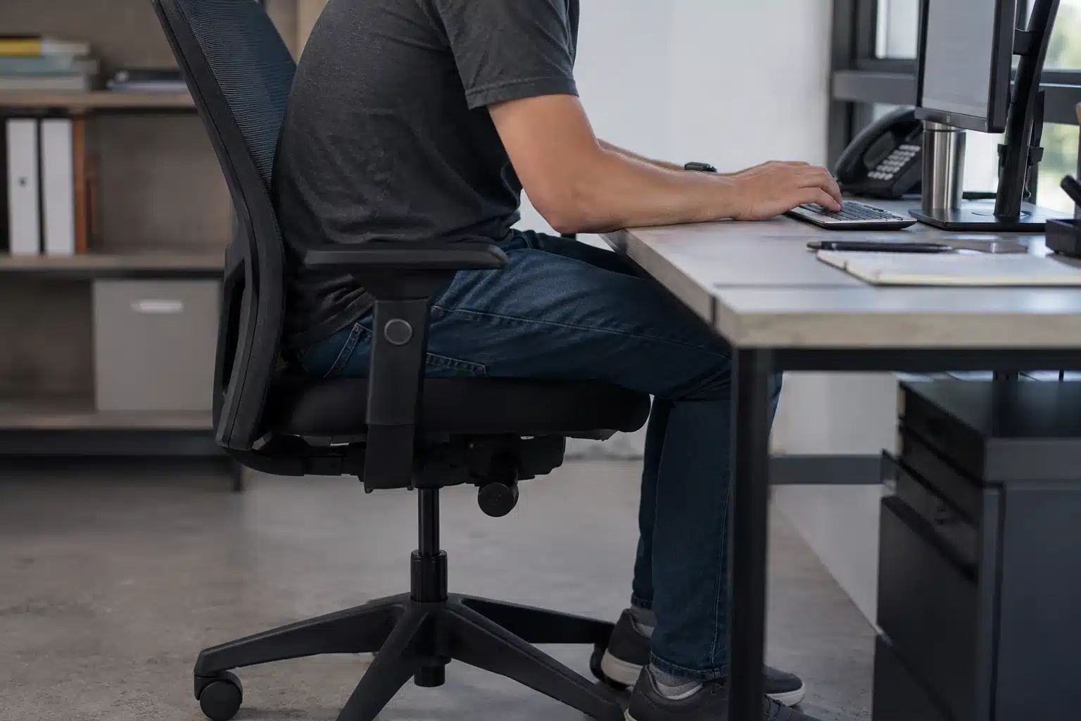 Poignets cass&eacute;s sur le clavier, signe d'une chaise de bureau mal r&eacute;gl&eacute;e