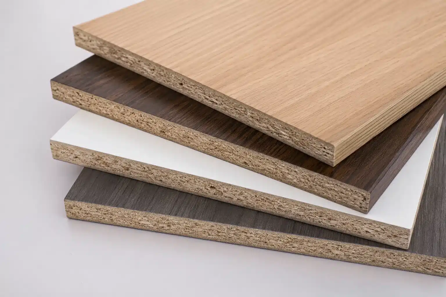 Panneau mélaminé blanc avec surface lisse en résine, utilisé pour le mobilier de bureau professionnel