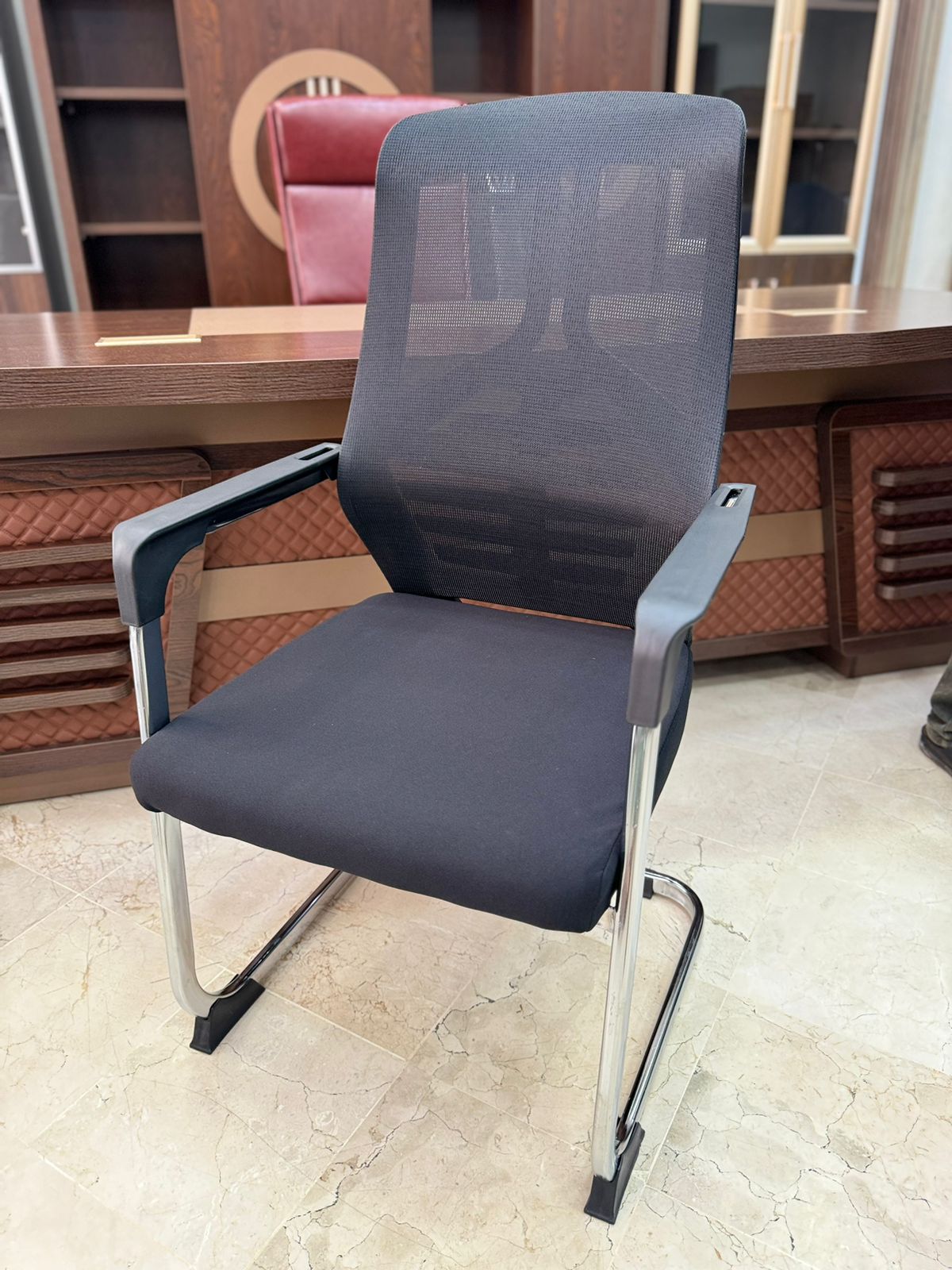 Chaise visiteur en maille mesh avec piètement luge chromé