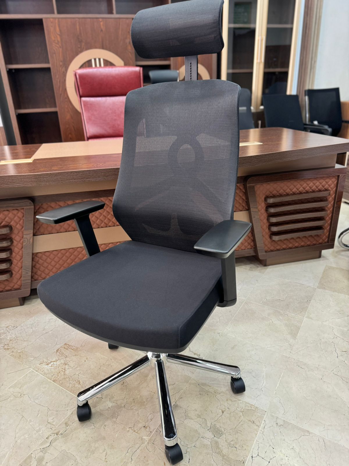 Fauteuil de bureau ergonomique à dossier haut en maille avec appui-tête réglable et accoudoirs réglables