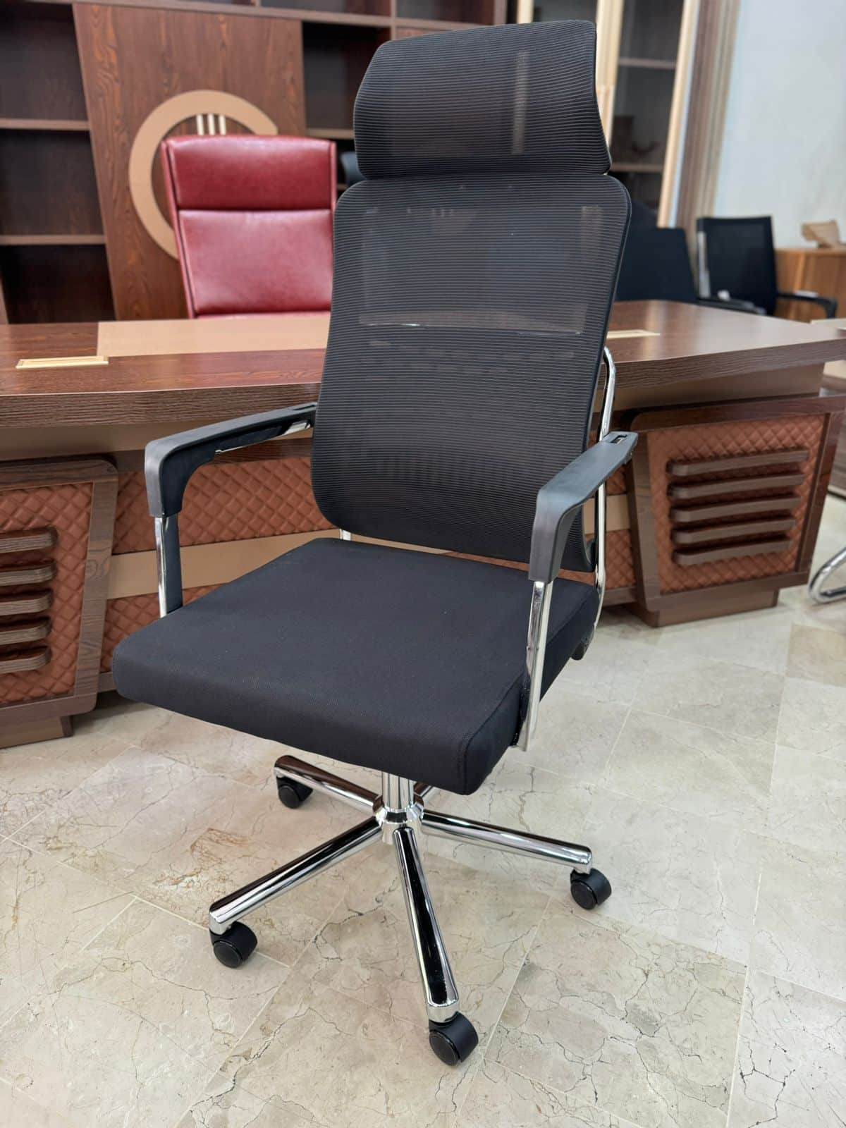 Fauteuil de bureau opérateur en maille avec appui-tête, accoudoirs fixes et base chromée