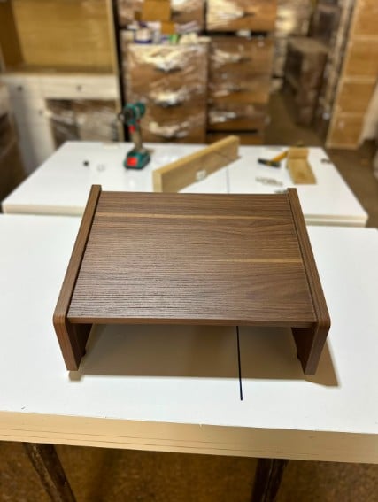 Atelier de fabrication BigOffice, repose-pieds de bureau