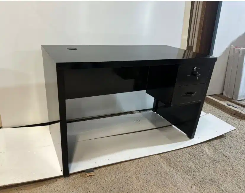 Bureau en MDF moderne avec finition bois, exemple de mobilier de bureau en MDF