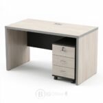 Bureau professionnel bois clair avec façade noire, passe-câbles et caisson mobile verrouillable.