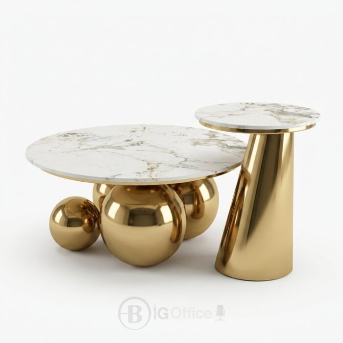 Duo de tables rondes avec plateaux en céramique et structures dorées sculpturales.