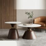Duo de tables gigognes rondes avec plateau en céramique, base effet bois et détail doré.