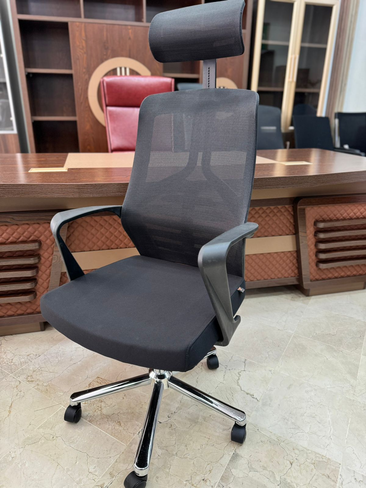 Fauteuil de direction en mesh avec appui-tête et piètement chromé