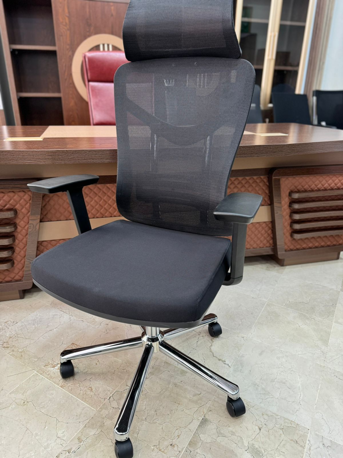 Fauteuil ergonomique haut de gamme avec têtière réglable et accoudoirs 3D