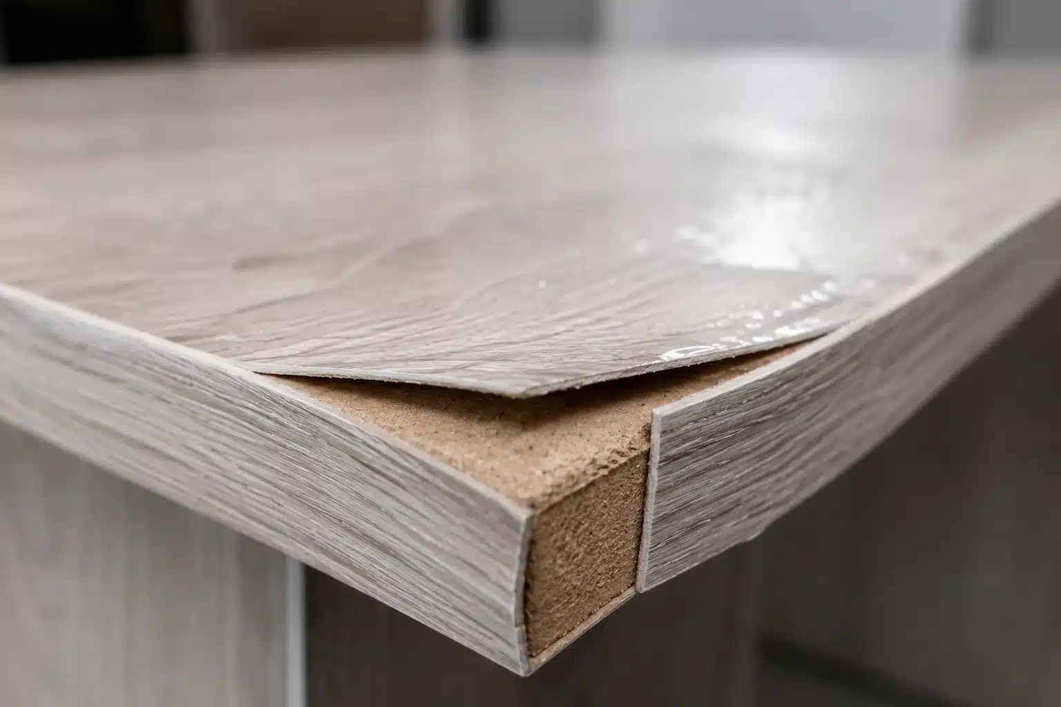 Meuble en panneau de bois gonflé par l'humidité