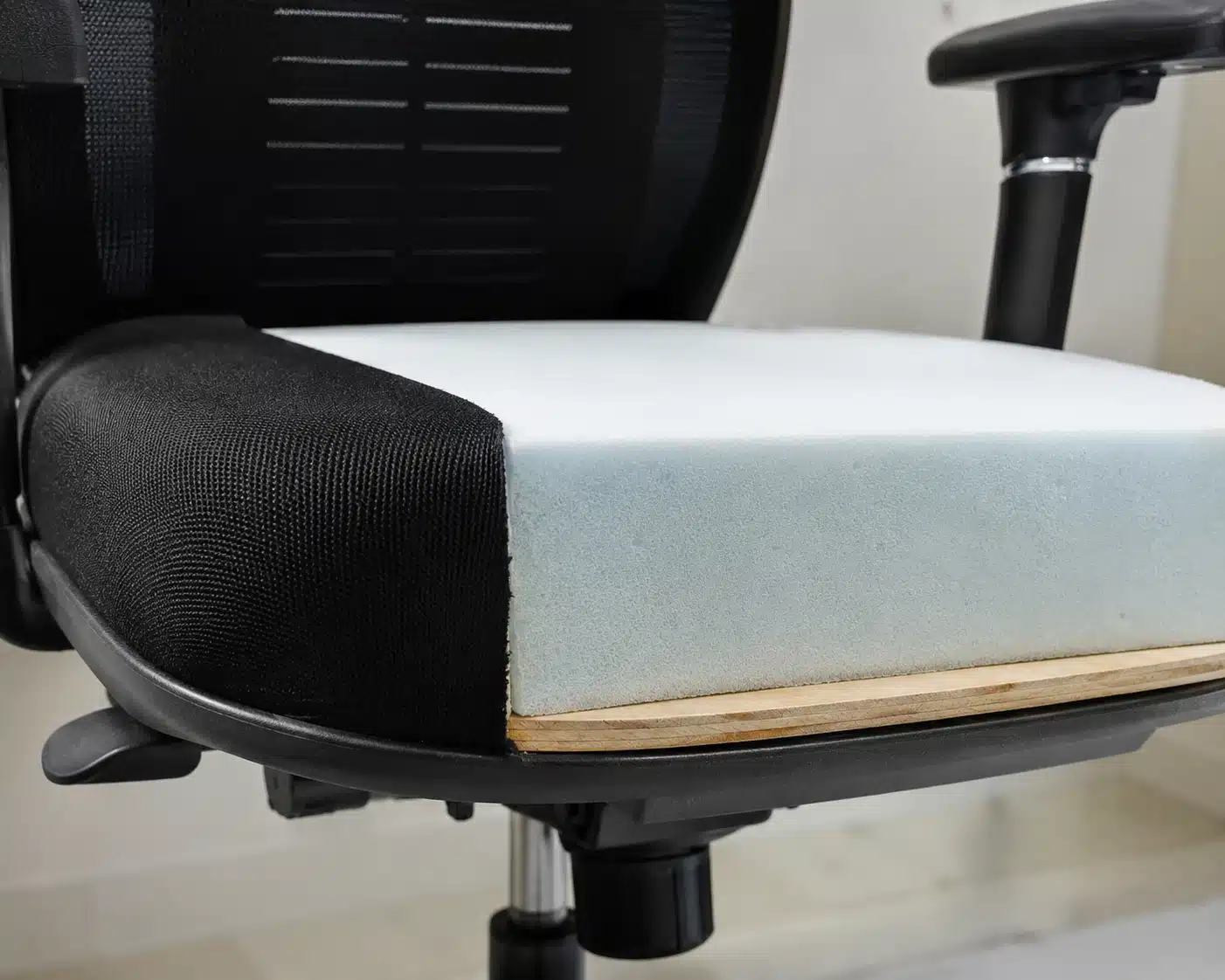 Mousse haute résilience utilisée dans une chaise de bureau