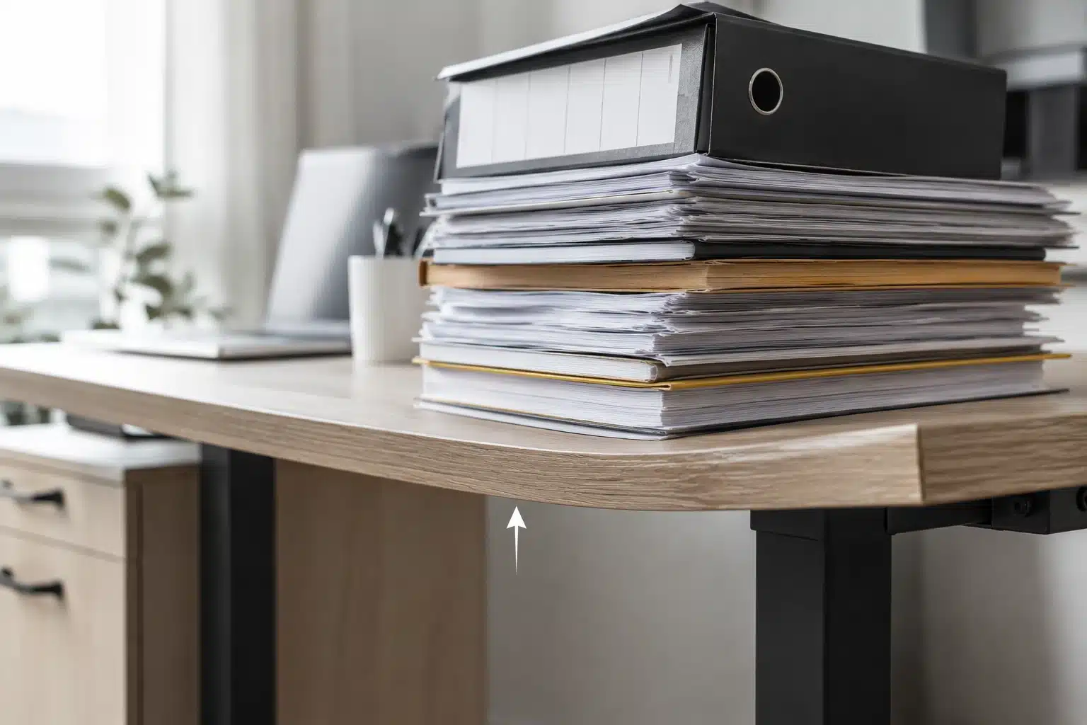 Plateau de bureau courbé au centre par une déformation durable