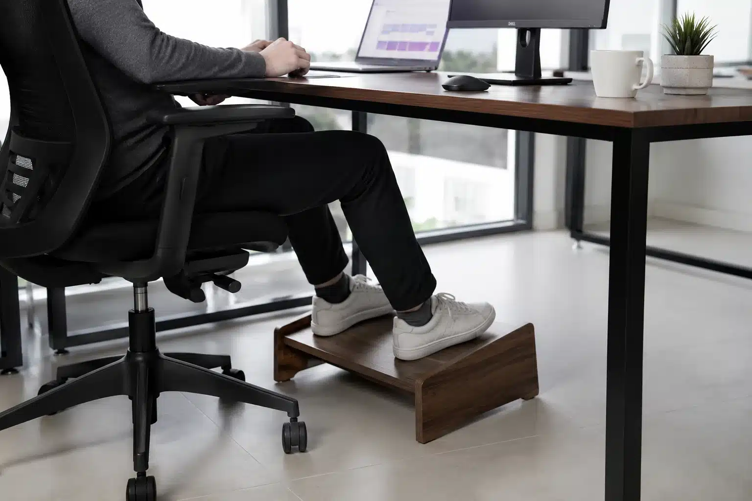 Repose-pieds NORYA installé sous un bureau, BigOffice Maroc