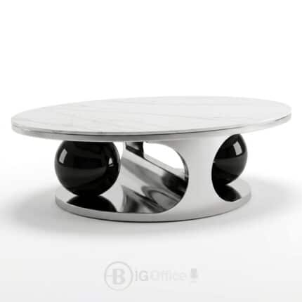 Table basse ovale moderne avec plateau en céramique claire et structure sculpturale en acier inoxydable argenté et noir, dimensions L130 × D70 × H45 cm