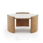Table basse ronde avec cadre en bois et plateau en céramique clair, dimensions D90 × H45 cm, adaptée aux salons modernes, bureaux et espaces d’accueil au Maroc.